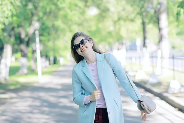 fille d'été air extérieur / modèle de fille adulte gaie lors d'une promenade d'été dans le parc de la ville, bonheur, liberté de plaisir