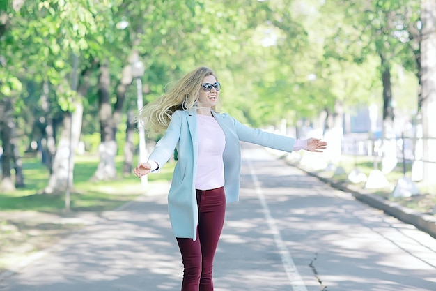 fille d'été air extérieur / modèle de fille adulte gaie lors d'une promenade d'été dans le parc de la ville, bonheur, liberté de plaisir