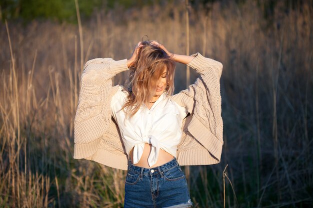 fille en été dans le domaine