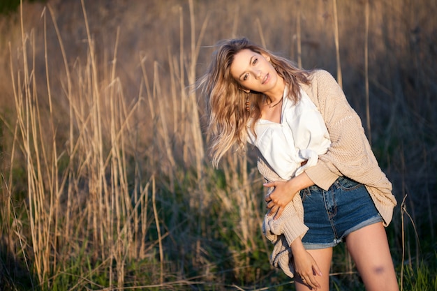 fille en été dans le domaine