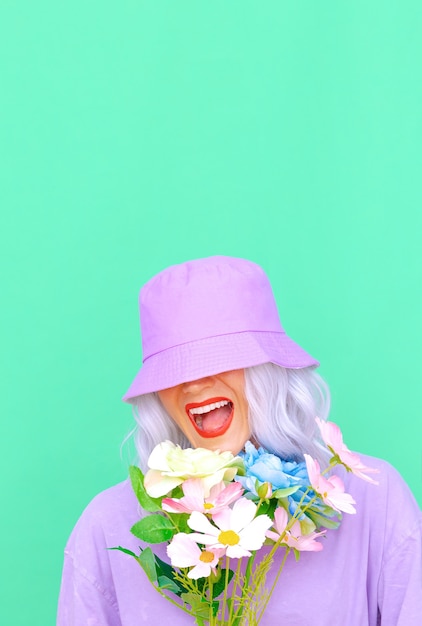 Fille D'été Positive Avec Des Fleurs En Chapeau De Seau à La Mode. Conception De Couleurs Pastel