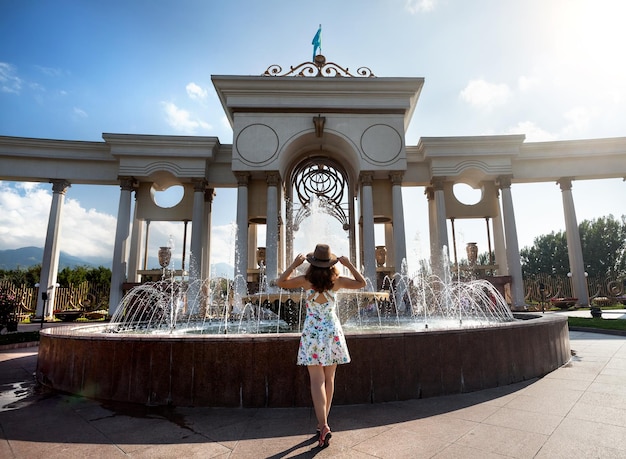 Fille d'été près de la fontaine