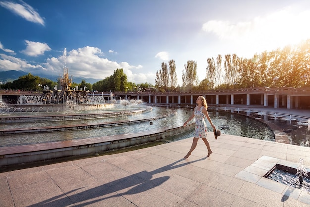 Fille d'été près de la fontaine