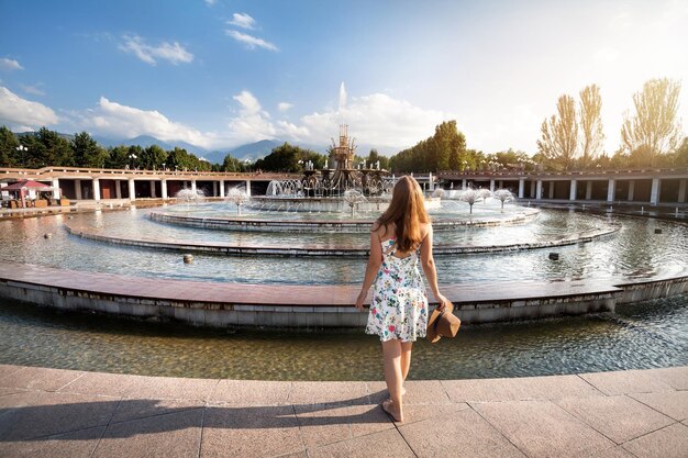 Fille d'été près de la fontaine