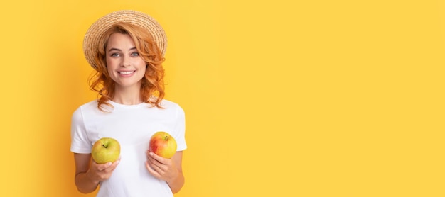 Fille d'été tenir pomme Bannière de portrait de visage isolé de femme avec espace de copie maquette régime et beauté de la peau soins dentaires pause déjeuner détox heureuse jeune fille avec pomme fruit