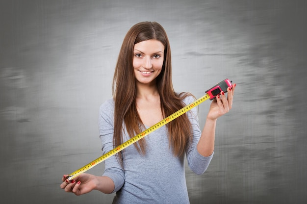 Photo fille étendant un ruban à mesurer