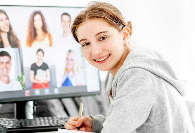 Fille étudiant à la maison