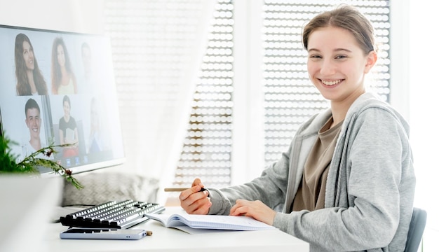 Fille étudiant à la maison