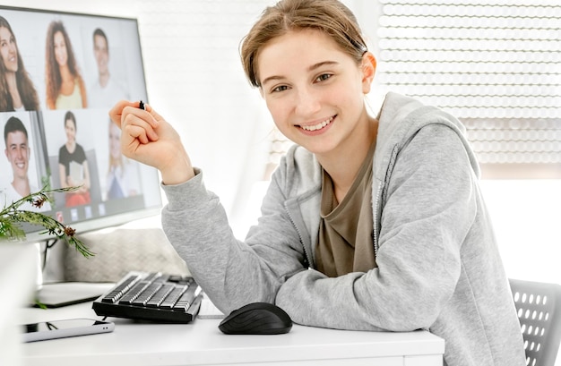 Fille étudiant à la maison