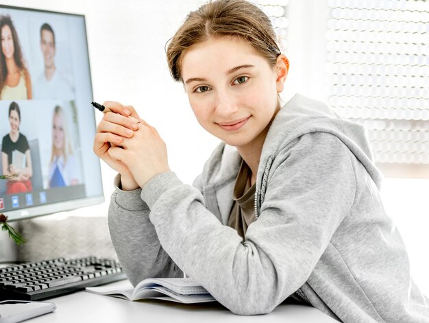 Fille étudiant à la maison