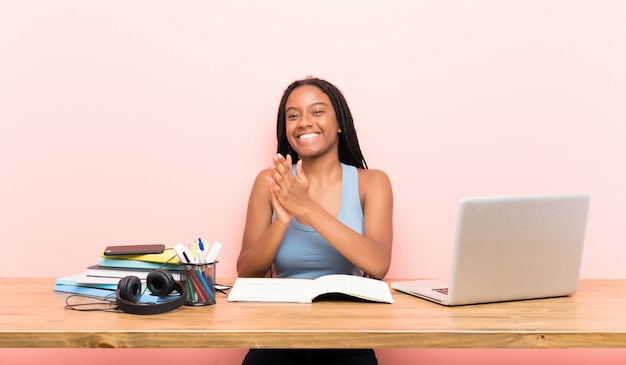 Fille étudiante adolescent applaudissant après la présentation à une conférence