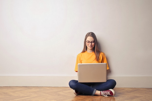 Fille étudiante à l'aide d'un ordinateur portable