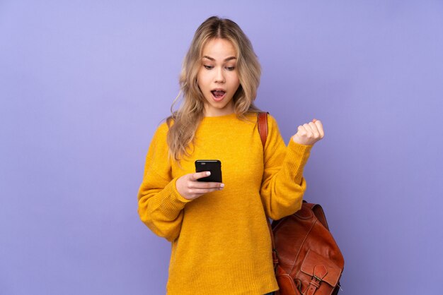 Fille étudiante avec cahiers et sac à dos