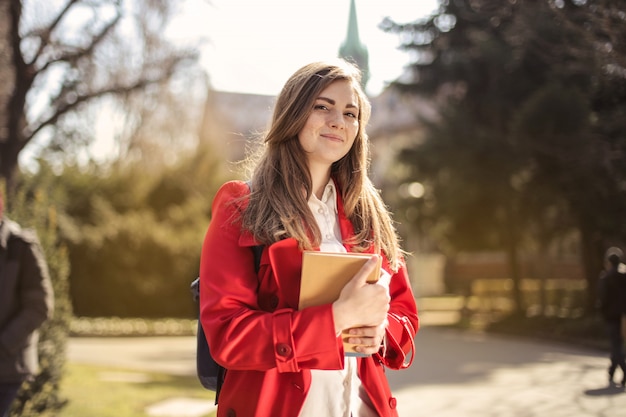 Fille étudiante sur le campus