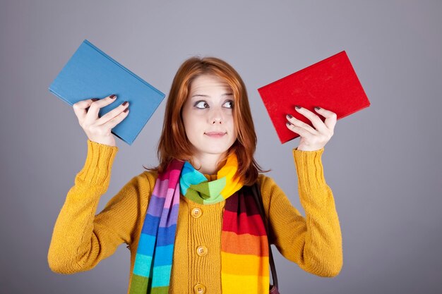 Fille étudiante avec deux livres.