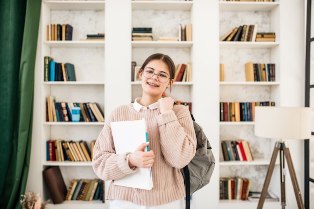 Fille étudiante étudie dur dans la bibliothèque