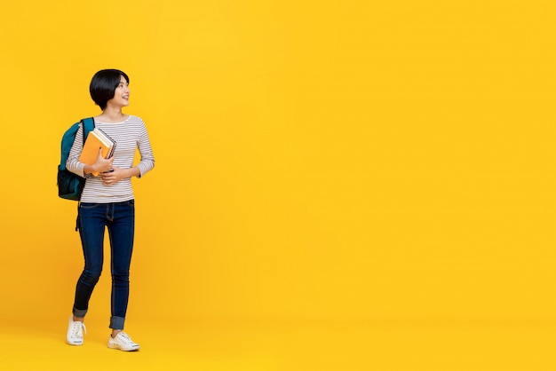 Fille étudiante heureuse avec sac et livres