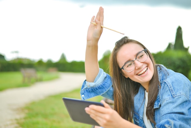 fille étudiante positive souriante