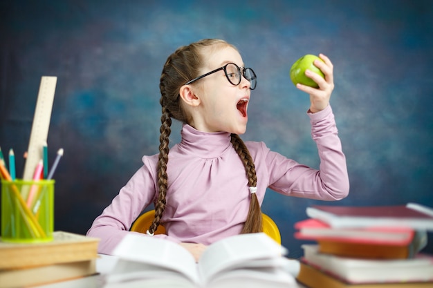 Fille étudiante primaire caucasien avec pomme