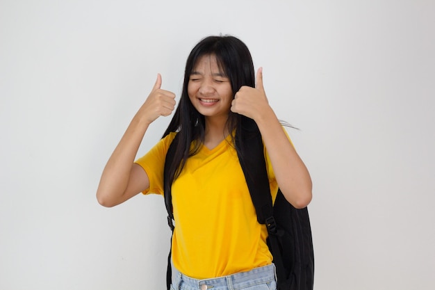 Fille étudiante avec sac à dos souriant sur fond blanc