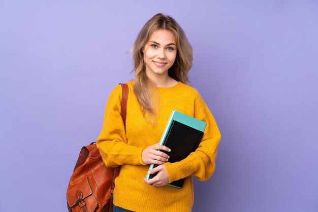 Fille étudiante tenant des cahiers