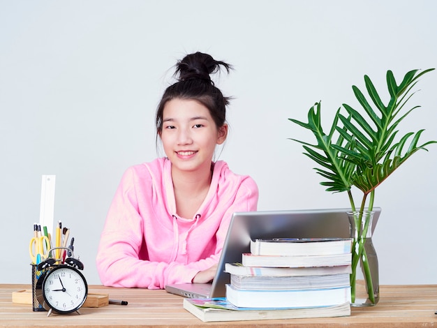 Fille étudiante travaillant sur ordinateur portable.