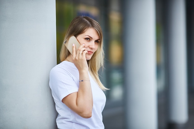 Fille européenne aux cheveux raides, parler au téléphone.