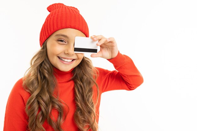 Fille européenne avec une carte de crédit en mains sur blanc