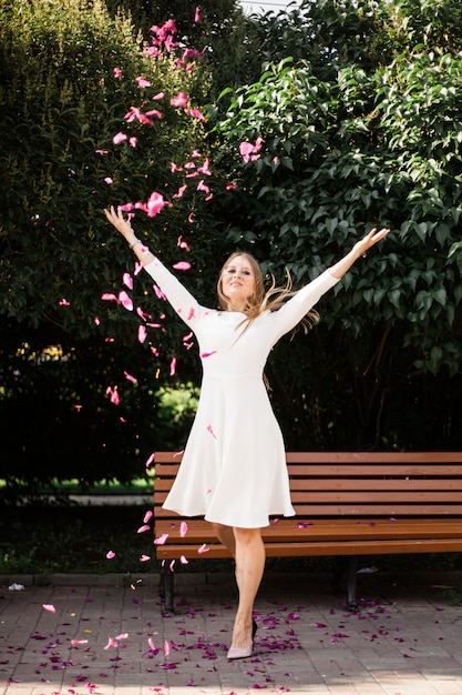 Fille européenne avec des fleurs, pivoines dans ses mains