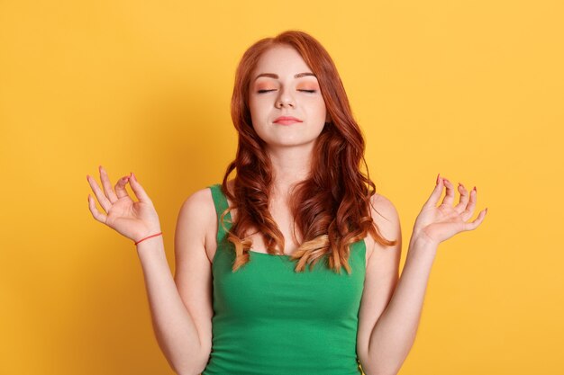 Fille européenne pacifique aux yeux fermés