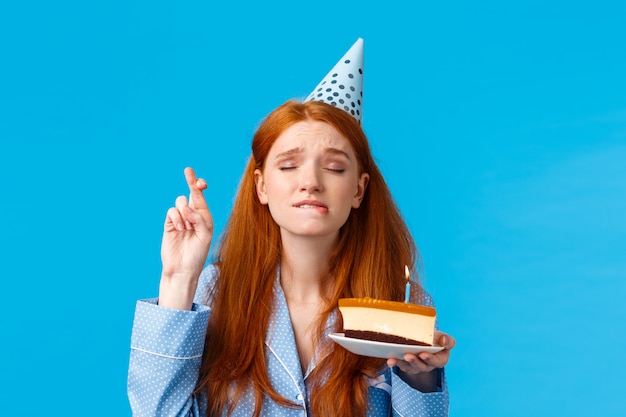 Fille européenne rousse désireuse et pleine d'espoir en vêtements de nuit