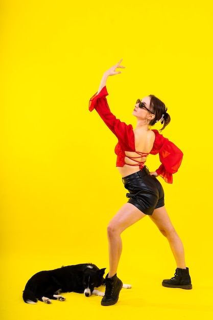 Fille excitée dansant avec une dame de portrait en studio border collie regardant un chien avec un sourire surpris