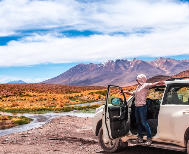 Fille excitée par le paysage bolivien