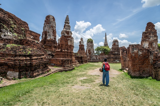 Fille explorant le parc historique d'Ayutthaya en Thaïlande