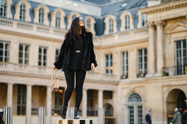 Photo fille explorant les rues de paris france par elle-même