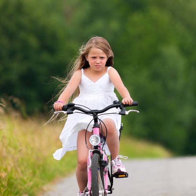 Fille faire du vélo en été