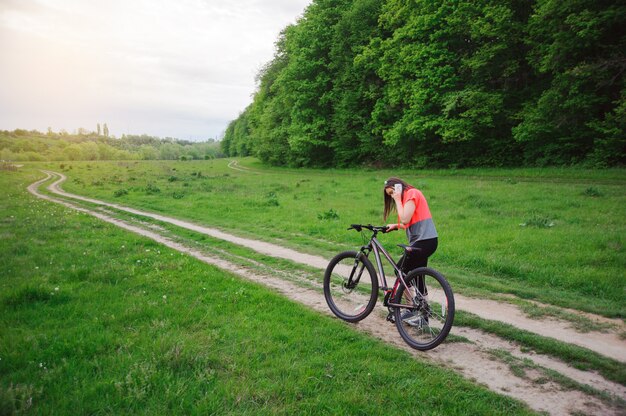 fille faire du vélo