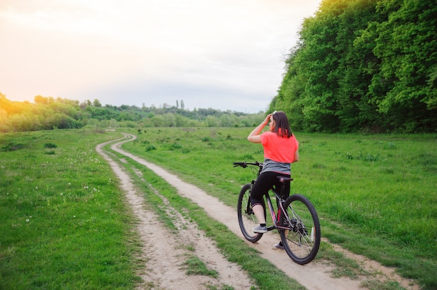 fille faire du vélo