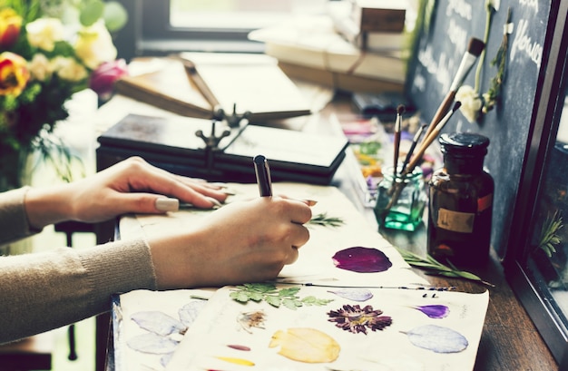 Fille faisant de l&#39;artisanat avec des fleurs séchées