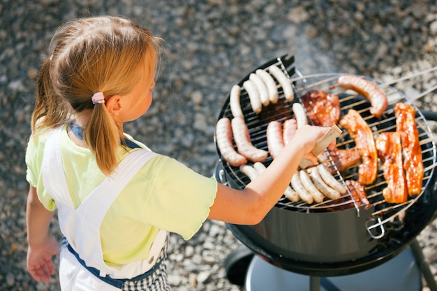 Fille faisant le barbecue