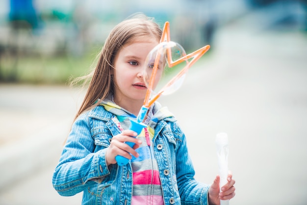 Fille faisant des bulles de savon