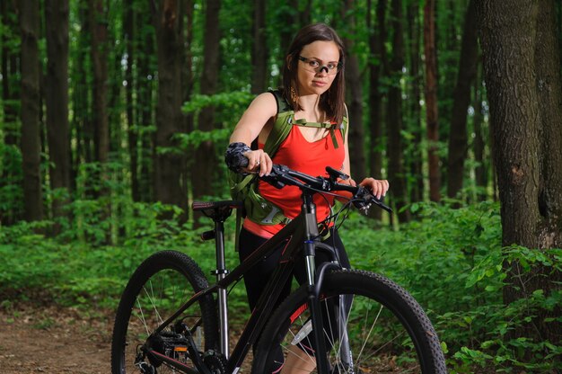 Fille faisant du vélo dans les bois