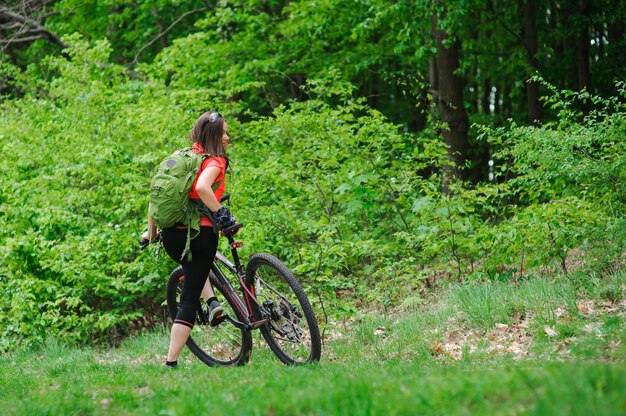 Fille faisant du vélo dans les bois