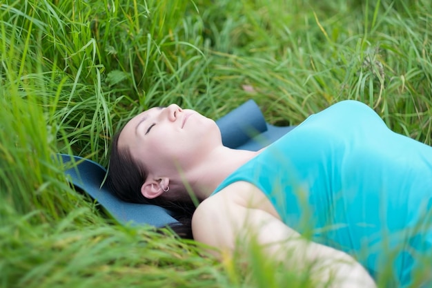 Fille faisant du yoga méditant Shavasana ou position de cadavre