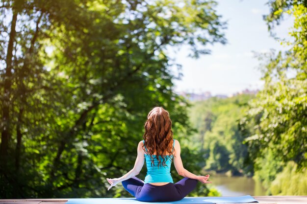 Fille faisant des exercices dans le parc.