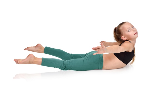 Fille faisant des exercices de yoga