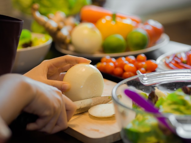 Fille faisant de la nourriture propre et salade dans le concept de cuisine