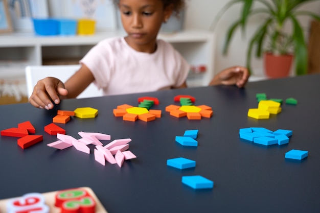 Fille faisant le puzzle à la vue de face de table