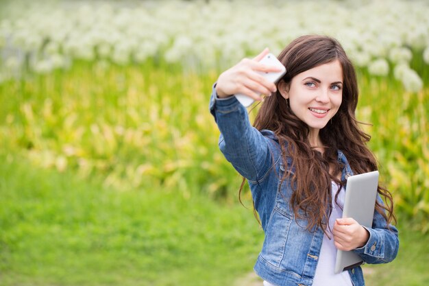 Fille faisant selfie park.