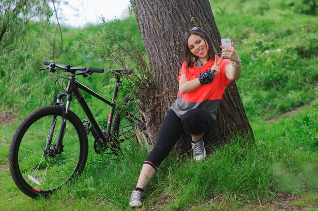 Fille faisant selfie sur le vélo